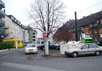 Stadtplatz mit parkenden Pkw